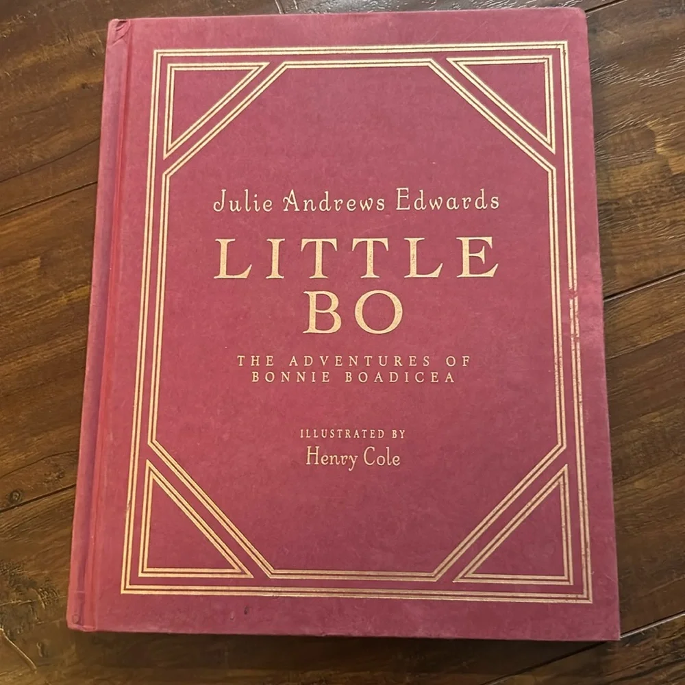 Little Bo: The Story of Bonnie Boadicea red hardcover book‎